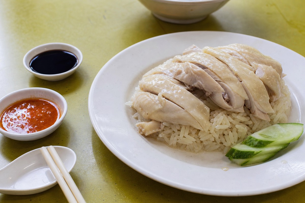 A plate of Hainanese chicken rice